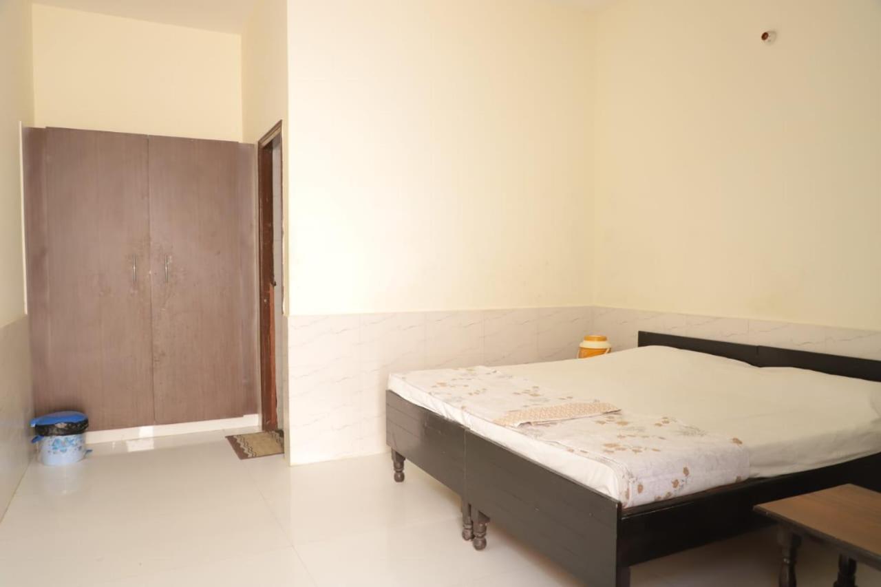 Radha Madhav Ashram Vrindavan Exterior photo